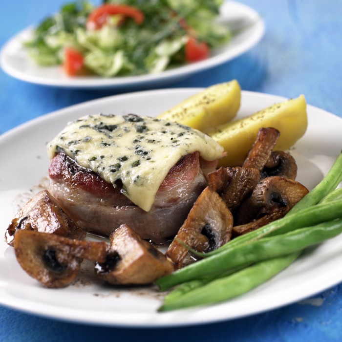 Gratinerte baconbiffer av hval