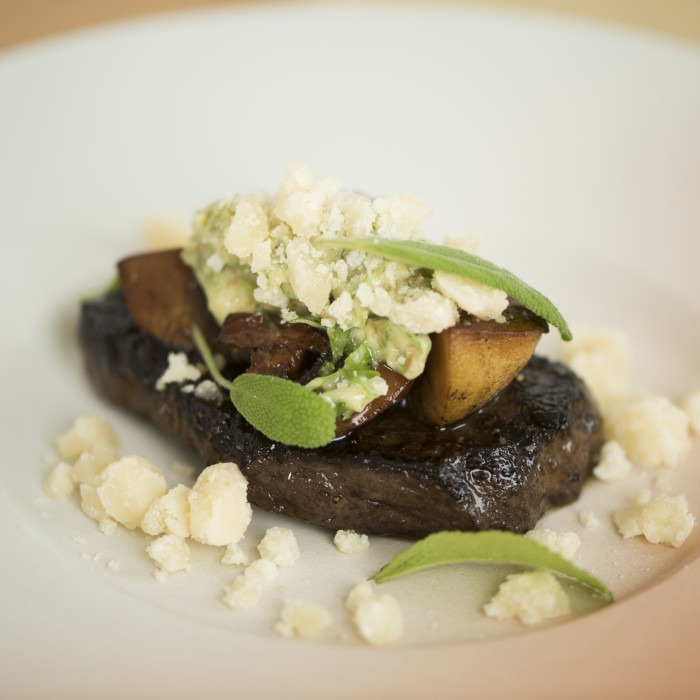 Klassisk hvalbiff med bakt hvitløksmør, stekt sopp og parmesan